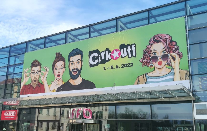 cirk-uff plakát u UFFA