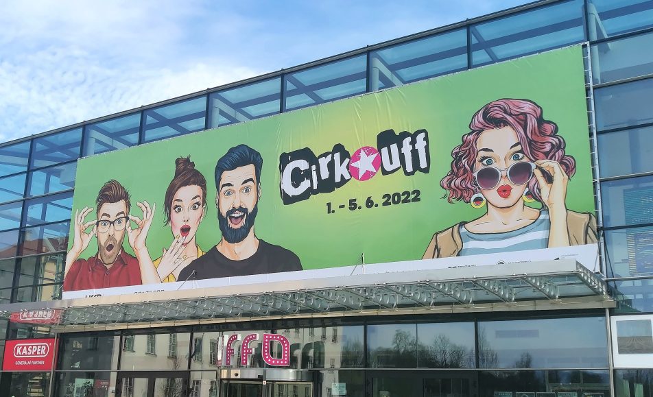 cirk-uff plakát u UFFA