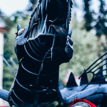 Detail kovového trutnovského draka