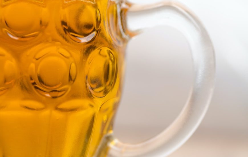 pivo v pulitru s uchem