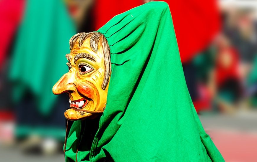 detail čarodejnice loutka