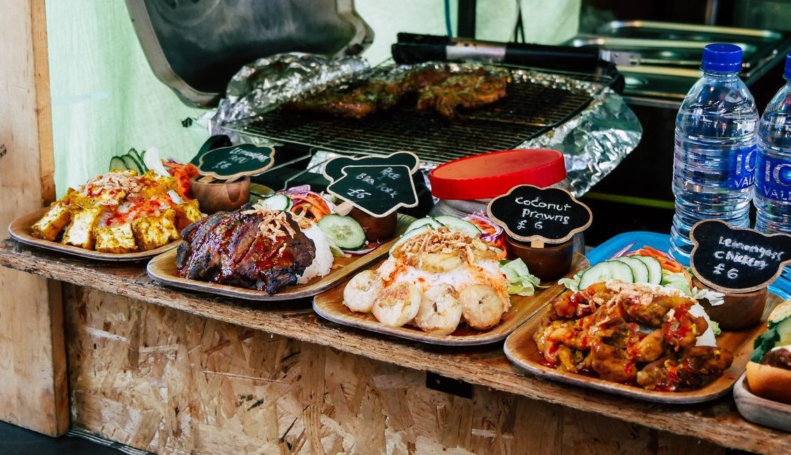 jídlo ve stánku a v pozadí gril