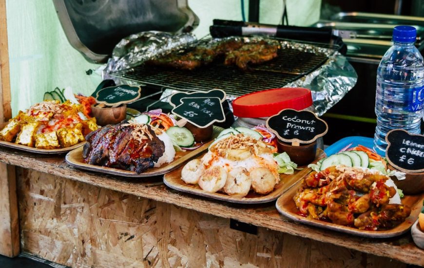 jídlo ve stánku a v pozadí gril