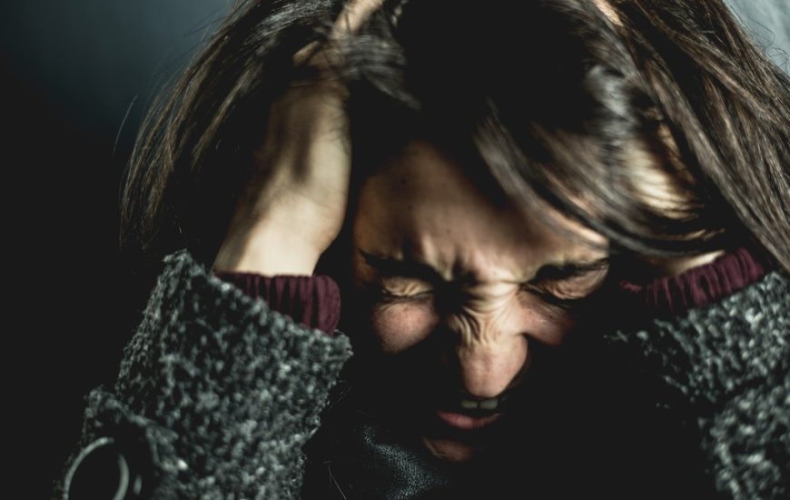 Žena ve stresu se drží za hlavu