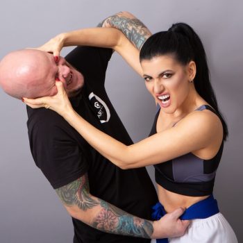 žena bránící se muži palcema do očí