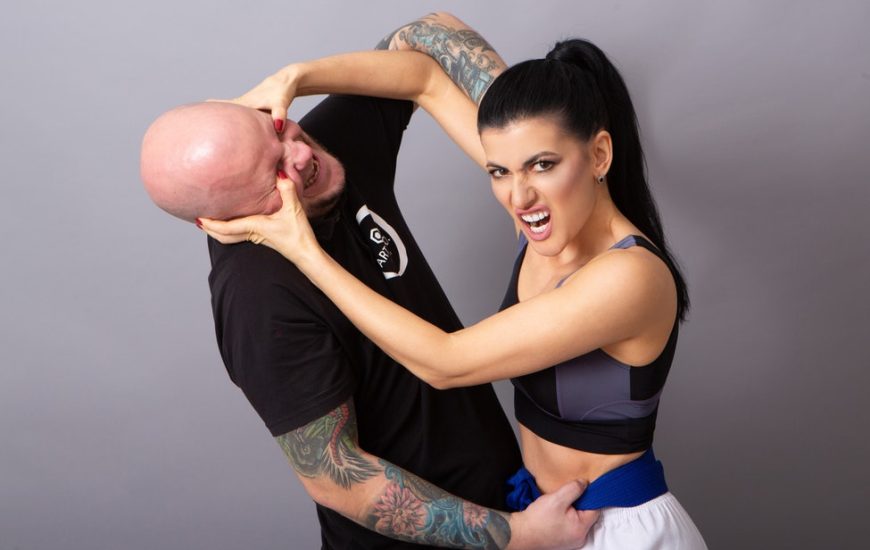 žena bránící se muži palcema do očí