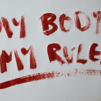 na papíře napsané červenou barvou my body my rules