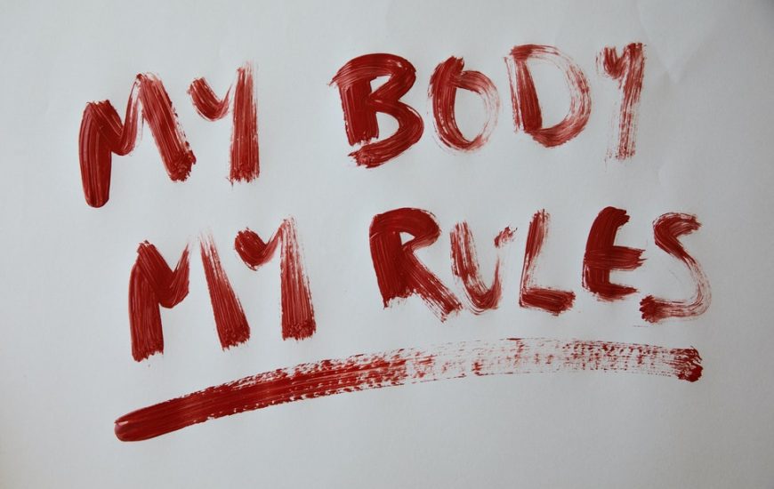 na papíře napsané červenou barvou my body my rules