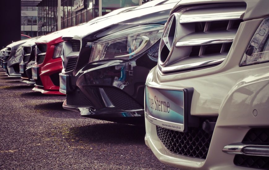 luxusní auta na parkovišti