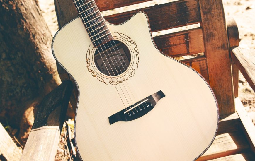 kytara na dřevěné židli