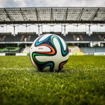 detail fotbalového míče na trávě na stadionu