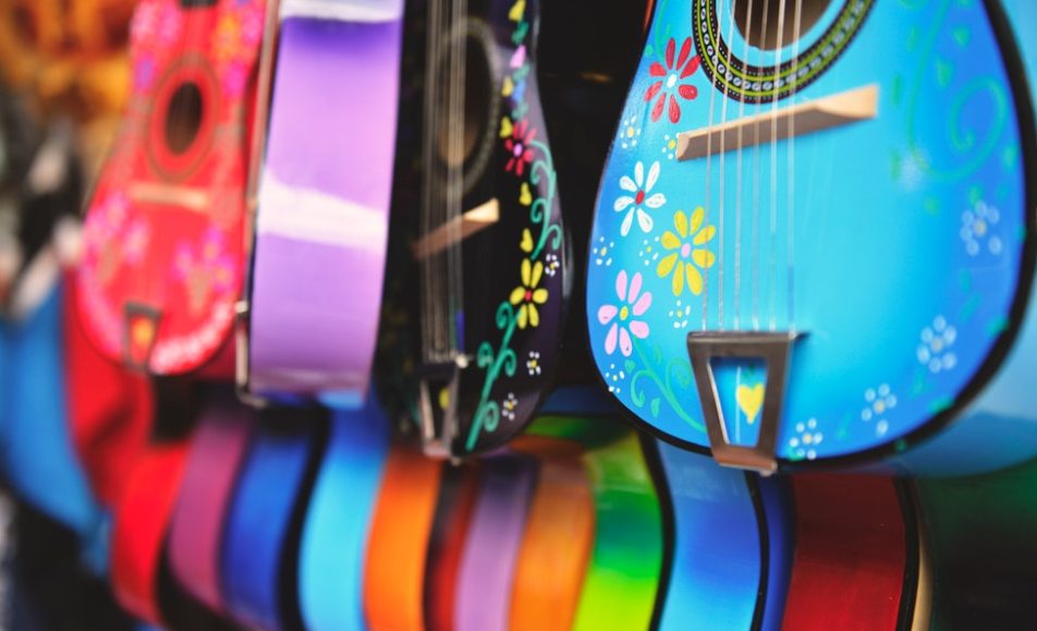 barevné visící kytary