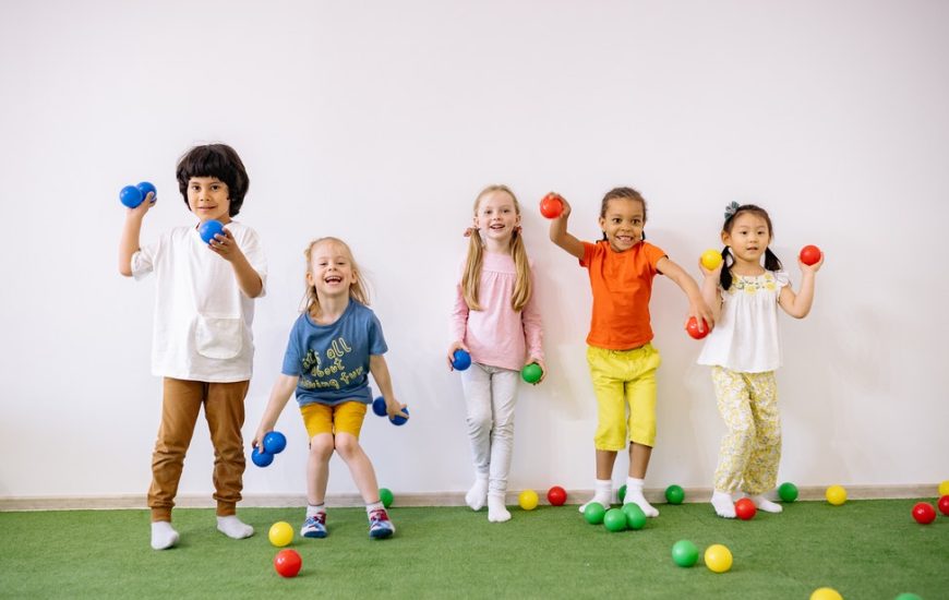 děti házejí plastové míčky