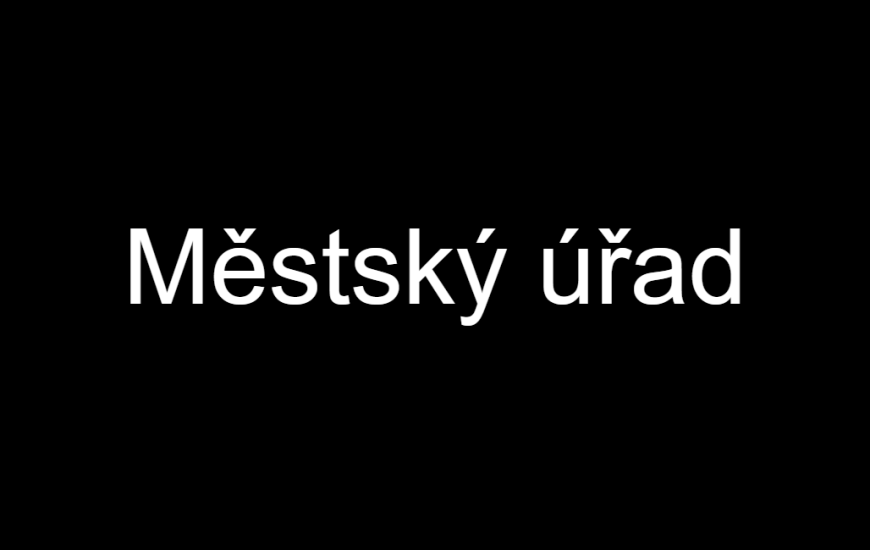 černé pozadí s textem městský úřad