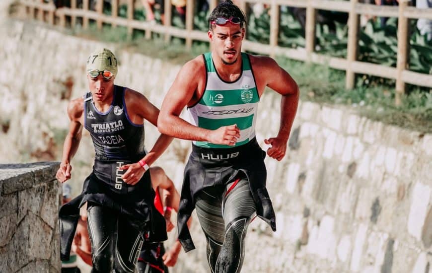 sportovci běží při závodě v triatlonu