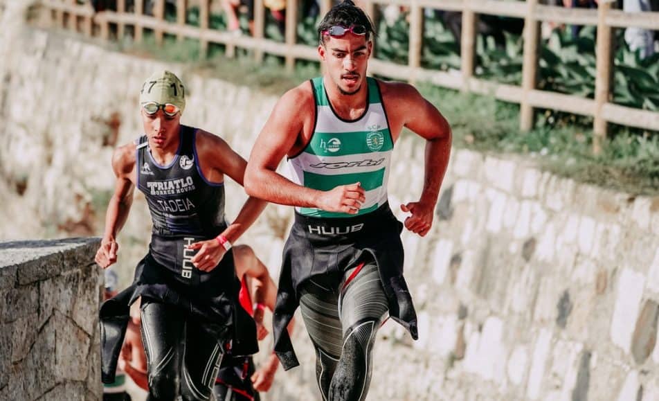 sportovci běží při závodě v triatlonu