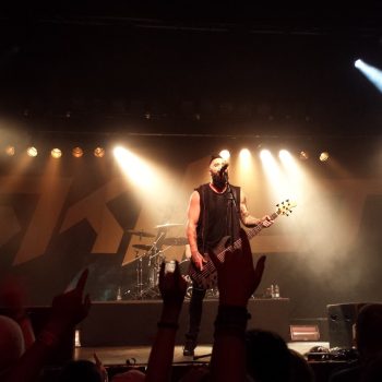 pohled na stage, kde hraje metalová kapela