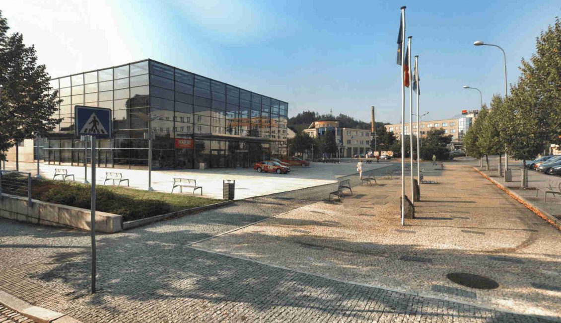 společenské centrum UFFO v Trutnově a prostor před ním
