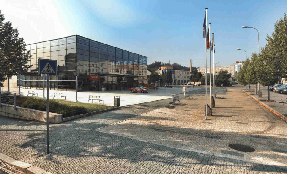 společenské centrum UFFO v Trutnově a prostor před ním