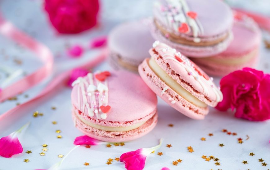 Ozdobené markonky na bílém ubrusu