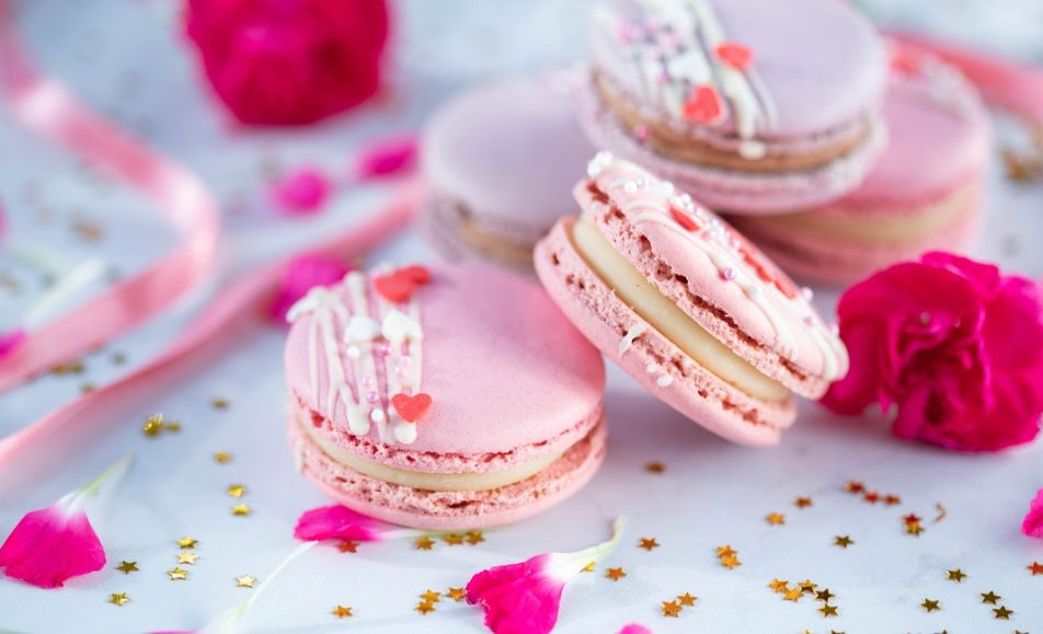 Ozdobené markonky na bílém ubrusu