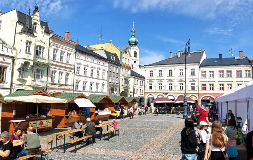 pohled na stánky a budovy na Krakonošově náměstí v Trutnově