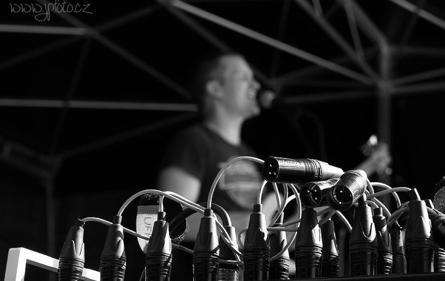 Vende_Ballini zpívá v pozadí, v popředí je detail konektorů