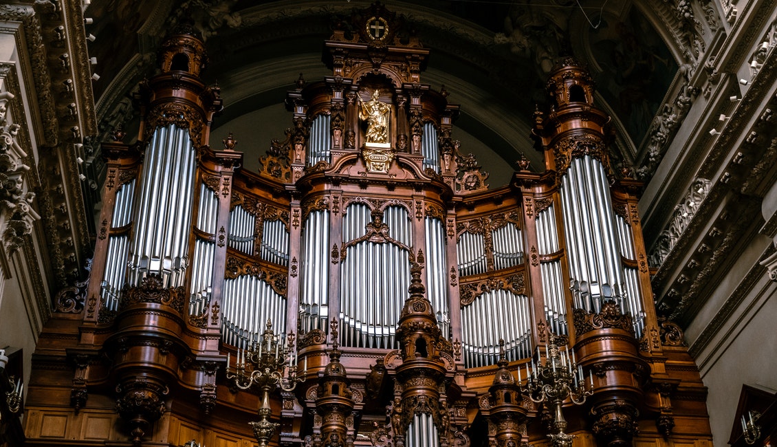 pohled na veliké varhany v kostele
