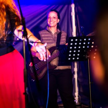 účinkující z kapely pjet samyc při koncertu na dvoračka festu