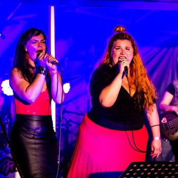 účinkující z kapely pjet samyc při koncertu na dvoračka festu