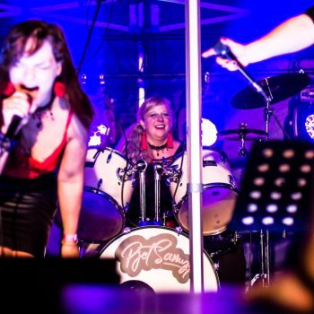 účinkující z kapely pjet samyc při koncertu na dvoračka festu