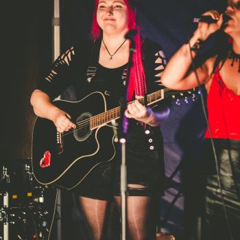 účinkující z kapely pjet samyc při koncertu na dvoračka festu