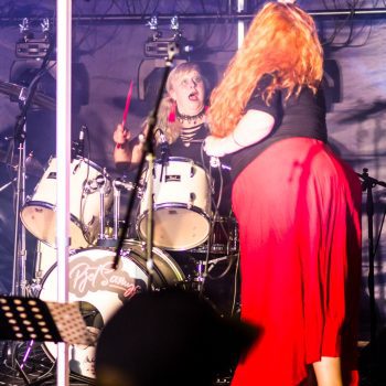 účinkující z kapely pjet samyc při koncertu na dvoračka festu