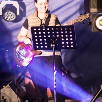 účinkující z kapely pjet samyc při koncertu na dvoračka festu