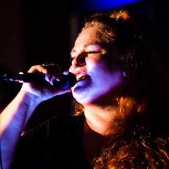 účinkující z kapely pjet samyc při koncertu na dvoračka festu
