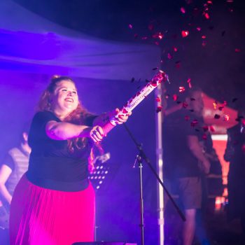 účinkující z kapely pjet samyc při koncertu na dvoračka festu