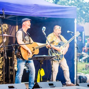 účinkující z kapely přehmat při koncertu na dvoračka festu