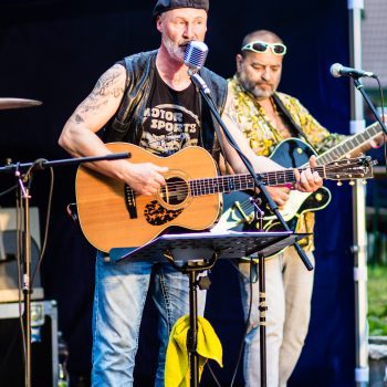 účinkující z kapely přehmat při koncertu na dvoračka festu