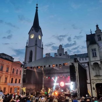 Náměstí v Trutnově s lidmi a stage na které hraje kapela.