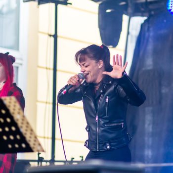 účinkující z kapely Pjet Samyc při koncertu na otevřených hospodách v Trtunově