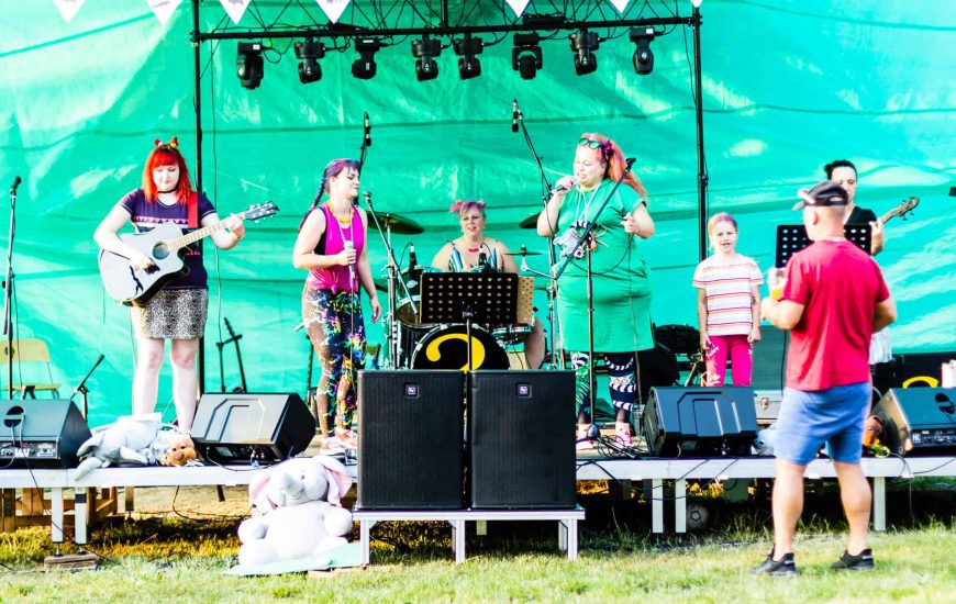 kapela Pjet Samyc hraje na soukromé akci Kounstock