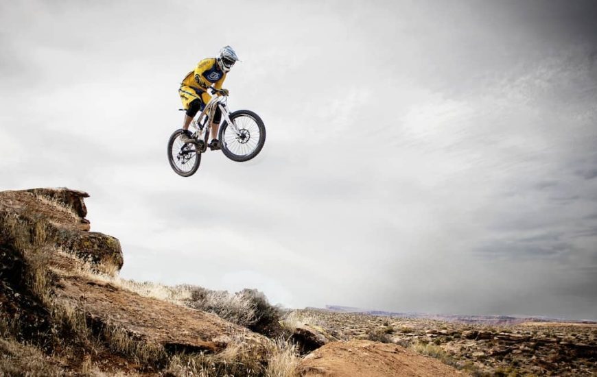 závodník skáče na MTB kole