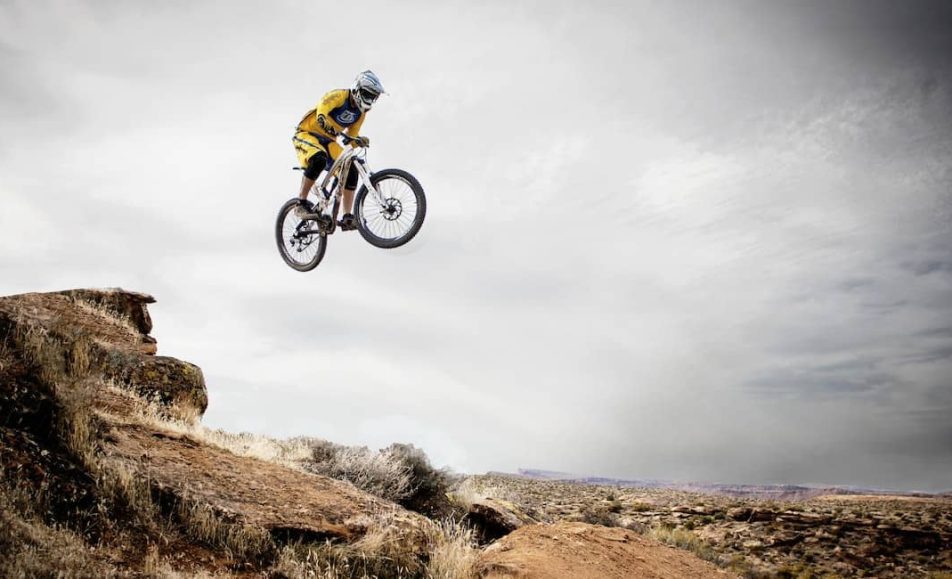závodník skáče na MTB kole